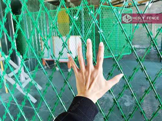中国 ダイヤモンドで溶接した刃物網のシート, 1.8X6.0m,粉末で覆われた,中国 HeslyFence サプライヤー