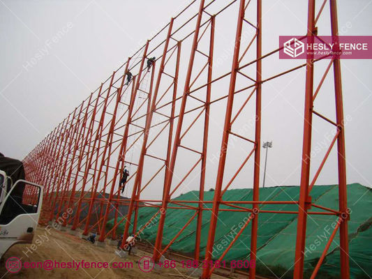 石炭貯蔵用防風・防塵フェンス | 高さ6m | 赤色 | パンチング鋼板 - HeslyFence China サプライヤー