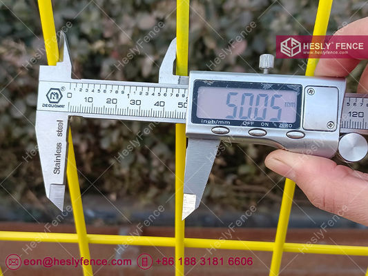 3D溶接網のフェンス 高さ1.8m 幅3.0m SHS60mm スチールポスト 粉末で覆われた Heslyフェンス 中国 サプライヤー