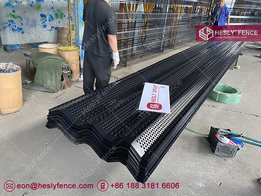 スチール製防風パネル | 幅900mm | 風塵対策用波形パンチングメタルパネル | カラーグレー - Hesly サプライヤー