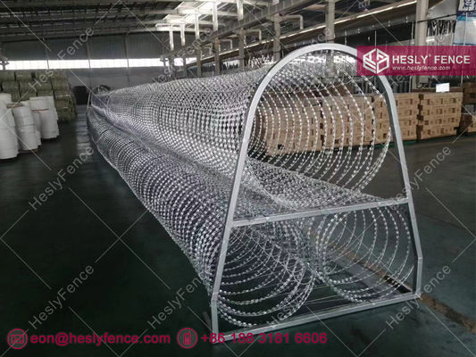 急速な展開 ラジールワイヤバリア ピラミッドプロフィール コンサーティーナレイザーワイヤ BTO-22 高さ1.6m ヘスリーフェンス 中国 サプライヤー