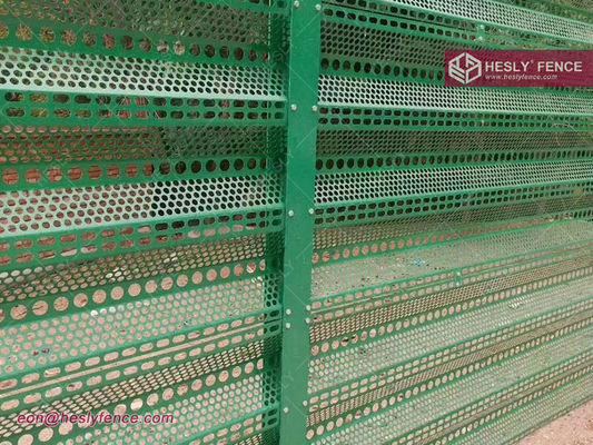 波紋鋼の防風フェンスの 穴を開けたシート 30%の開口比 石炭工場の防塵 サプライヤー