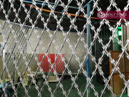 ダイヤモンドで溶接した刃物網のシート, 1.8X6.0m,粉末で覆われた,中国 HeslyFence サプライヤー