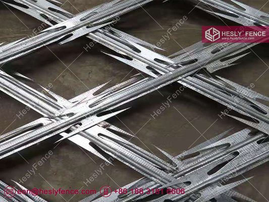 150X300mm ひし形穴溶接式レイザーメッシュフェンシング、高さ2.1m、BTO-30レイザーブレード6m、中国レイザーワイヤーフェンシング工場 サプライヤー