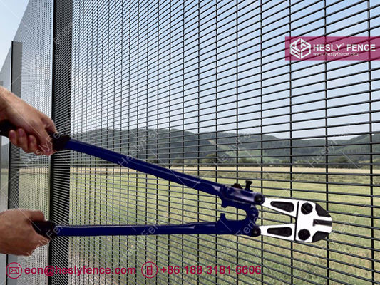トップに有刺鉄線付きクリアVUメッシュフェンス | 358アンチクライムメッシュパネル | 8ゲージ鋼線 | Hesly Fence - 中国 サプライヤー