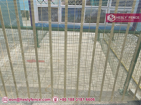 トップに有刺鉄線付きクリアVUメッシュフェンス | 358アンチクライムメッシュパネル | 8ゲージ鋼線 | Hesly Fence - 中国 サプライヤー